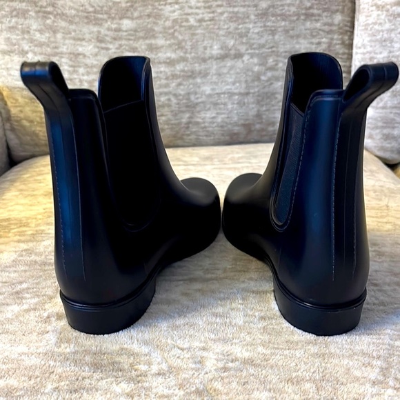 Stylish Black Chelsea Boots - Picture 3 of 6